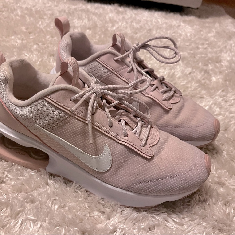 Nike Womens Air Max Interlock 75 Light Casual Sneakers - Picture 3 of 7